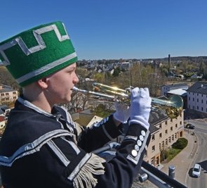 Moritz Böhme mit seiner Trompete auf der Drehleiter. 