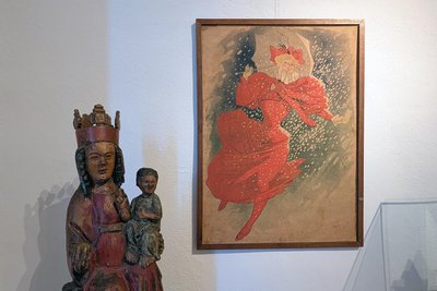Kontraste bestimmen die Ausstellung auf der Rochsburg: Eine Madonnenfigur aus der Zeit um 1300 und das Plakat „Pastilles Geraudel“ von Jules Chéret aus dem Jahr 1896.