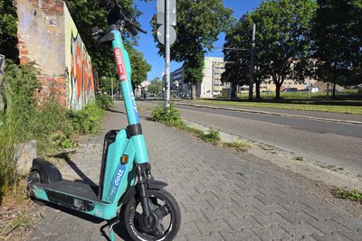 Einfach dort stehen lassen, wo man gerade ist: Das können E-Scooter-Nutzer in Chemnitz bisher tun. Mitten auf dem Gehweg stehen einige dann rum.