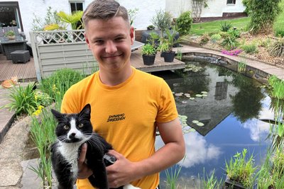 Lucas Ottiger freut sich, dass die Feuerwehr Kätzchen Rosi heil heimbrachte.