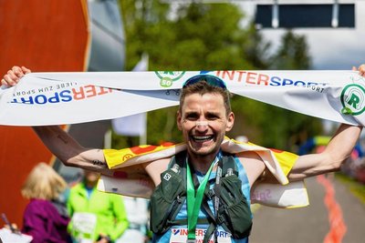 Der Vogtländer Erik Hille erreichte beim 50. als Erster im Marathon das Ziel. 