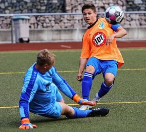 Hatte am Sonntagnachmittag mehrfach einen Treffer auf dem Fuß: Annabergs Kapitän Richie Schulze (r.). Mit Platz 8 am Ende der Saison dürften er und sein Team aber definitiv zufrieden sein. 