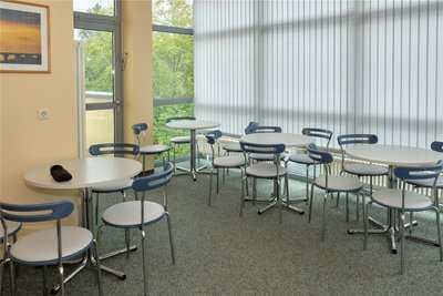 Den Patienten steht im zweiten Obergeschoss ein großes Wartezimmer zur Verfügung. Die bisherige Möblierung wird wiederverwendet.