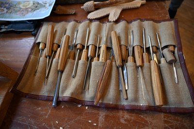Die gebräuchlichsten Schitzwerkzeuge: Meißel, Hohlbeitel und Messer.