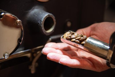 Die Kaffeebohnen werden beim Rösten zwischenzeitlich mit Stichproben in ihrer Färbung genau kontrolliert.