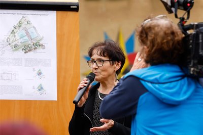 Landschaftsarchitektin Sylvia Staudte stellte erste Überlegungen zum Naturbad vor und wurde dabei vom MDR gefilmt.