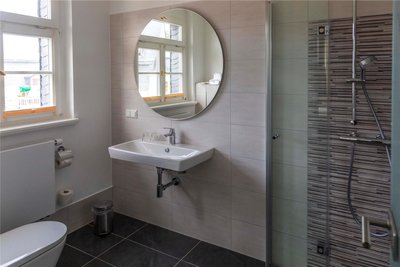 Blick in eines der vier neu gestalteten Bäder für die Hotelgäste. Das Haus verfügt über insgesamt 13 Gästezimmer.