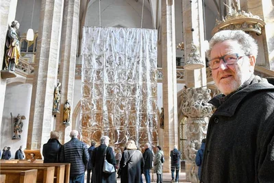 Michael Morgner stand Samstag im Dom St. Marien zu Freiberg, als die Mittagssonne das Fastentuch am verhüllten Altar leuchten ließ. 