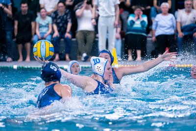 Die Bundesliga-Wasserballerinnen des SC Chemnitz um Merle Petra Staffe (weiße Kappe) kassierten gegen Bochum eine deutliche Niederlage.