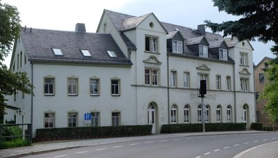 Im Erdgeschoss der früheren Pension "Zur Eisenbahn" in Hohndorf entsteht eine Arztpraxis. Den Umbau übernimmt die Gemeinde, bei der Medizinerin handelt es sich um eine bisherige Fachärztin des Kreiskrankenhauses Stollberg. 