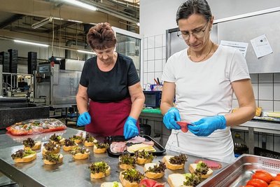 In der sogenannten "Kalten Küche" der Firma Bloi belegen Kathrin Schubert und Helena Schulz (v. l.) Baguettescheiben. 