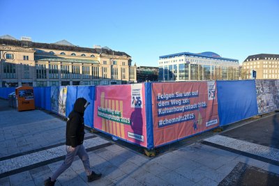 Kurz vor dem Start ins Kulturhauptstadtjahr hat die Stadt die Baugrube am ehemaligen Tietz-Parkplatz mit Werbebannern verhüllt.