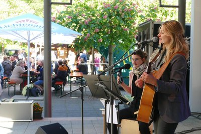 Das Duo "Musaxx", bestehend aus Gina Haase (vorn) und Felicitas List, stand beim Kurparkfest auf der Bühne.