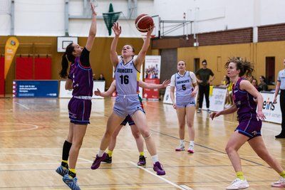 Leni Knorr (Nr. 16) erzielte 19 Punkte und machte ein starkes Spiel für die Chemnitzerinnen.