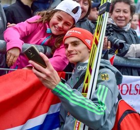 Das Autogramm wird abgelöst: Richard Freitag macht ein Selfie mir einem jungen Fan.