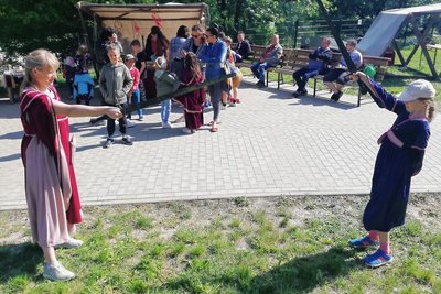 Die Kinder konnten sich im Umgang mit dem Schwert ausprobieren.