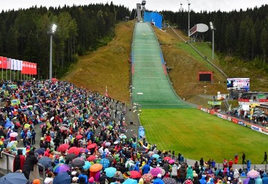 Trotz Regenschauern, Tag-der-Einheit-Wochenende und Ferienbeginn eine tolle Kulisse: 5943 Zuschauer feuerten in der Vogtland-Arena die Athleten an.