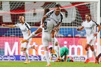Einer von vier Toren für den FSV Zwickau gelang Felix Drinkuth (Mitte) im Spiel beim Halleschen FC. Foto: Picture Point/Archiv
