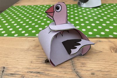 Vor der Buchhandlung „Bücher-Walther“ wurde mit Papier gebastelt.