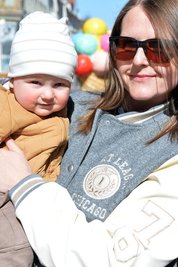 Mutti Vivien Zänker mit Sohn Mats (12 Monate) beim Spaziergang in Freiberg. Foto: