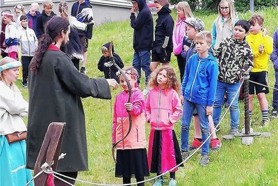 Versuche im Umgang mit Pfeil und Bogen.
