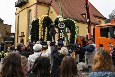 Wird die Krone des Osterbrunnens aufgesetzt, herrscht dichtes Gedränge auf dem Markt in Lunzenau.