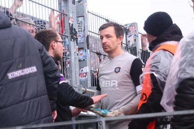 Nach der nächsten Niederlage: Enttäuschte Fans im Austausch mit Mannschaftskapitän Martin Männel.