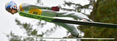 So fliegt der beste Skispringer dieses Sommers: Maciej Kot am Sonntag in der Vogtland-Arena, wo der Pole seine Grand-Prix-Serie mit dem fünften Sieg krönte.