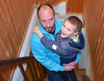 Ein Leichtgewicht ist Janek mit seinen sechs Jahren schon lange nicht mehr. Dennoch trägt ihn sein Vater André regelmäßig die Treppe hoch, weil dort oben sein Zimmer ist. Der Papa tut es gern für sein Kind. Doch mit jedem Kilo mehr wird es für ihn anstrengender.