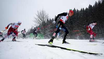 Klingenthal: Ski nordisch/Kombination: Weltcup, Einzel, 10 km, Großschanze, Herren. Eric Frenzel (2.v.r) aus Deutschland läuft auf der Strecke.