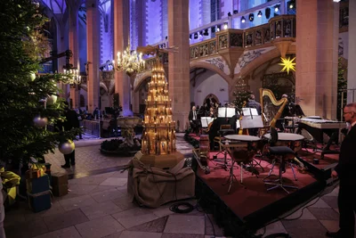 Der Altarraum der St. Annenkirche wurde für die Fernsehsendung aufwendig dekoriert.