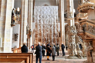 Noch bis 9. April bietet der Freiberg der Dom diesen Blick mit dem Fastentuch vor dem Altar neben der Tulpenkanzel. 