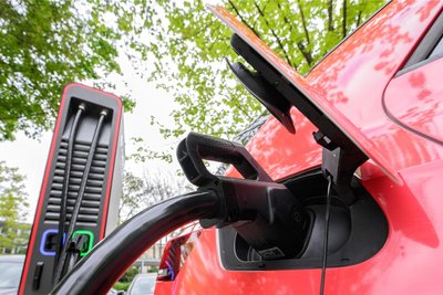 Ein Elektroauto lädt an einer neuen Schnellladesäule. 