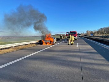 Das Auto brannte auf dem Standstreifen aus.