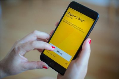 Den Wahl-O-Mat für die Bundestagswahl 2021 gibt es als App, als Anwendung für den Browser und sogar zum Herunterladen. Die Bundeszentrale für politische Bildung hat am Donnerstag das mittlerweile traditionelle Online-Tool freigeschaltet, das bei der Wahlentscheidung helfen soll. 