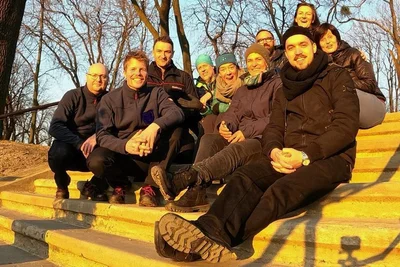 Glückliche Momente in einer bedrückenden Situation: Vogtländische Helfer der Feuerwehr (links im Bild) und aus dem Gesundheitswesen trafen sich an der polnisch-ukrainischen Grenze. Sie einte der Wunsch zu helfen.