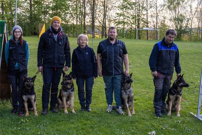(v.l.) Stefanie Nowak (27 Jahre) mit Sigrid, Peter Kaspereit (34 Jahre) mit Kuno, Andrea Pohle, Sebastian Hammer (25 Jahre) mit Frieda, Bernhard Lenk (52 Jahre) mit Maja