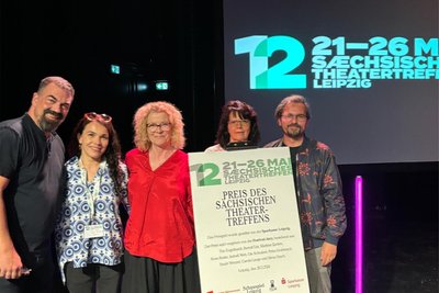 Mit Petra Ratius Inszenierung von Sascha Marianna Salzmanns „Muttersprache Mameloschn“ hat das Mittelsächsische Theater den Hauptpreis beim 12. Sächsischen Theatertreffen in Leipzig (Bild: Preisverleihung) gewonnen. Intendant Sergio Raonic Lukovic zeigte sich hoch erfreut: „Das ist das erste Mal, dass so ein Preis nach Mittelsachsen geht!“