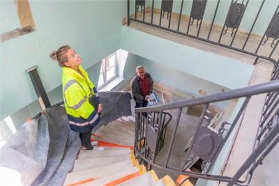 Der erste und offizielle Rettungsweg führt künftig über diese Treppe ins Ratskellergässchen. Im Bild Isabel Klemm und Ruben Gehart.