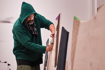 Samy Deluxe bei der Arbeit an seiner Holzinstallation.