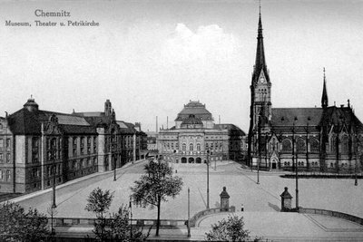 Der Theaterplatz erhielt ein repräsentatives Erscheinungsbild.