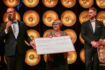 Christiane Fiedler nimmt den Preis für die Chemnitzer Tafel entgegen.
