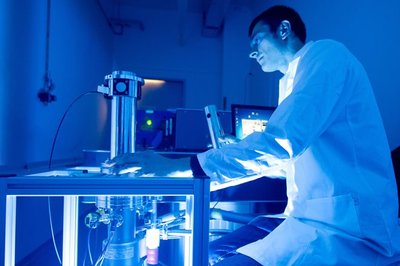 Ein Forscher des Life Science Inkubators in Dresden.