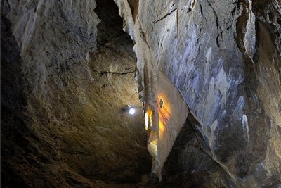 In den Tiefen der Syrauer Drachenhöhle lagern die beiden Fässer. Acht Jahre sollen sie dort noch bleiben. 