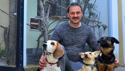 Für Frankenberger Halter wie hier Mike Sonntag mit seinen Hunden Chita, Lulu und Bella (v. l.), wird es teurer werden. 