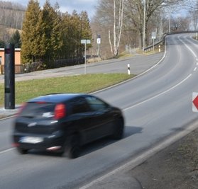 Fuß vom Gas: Blitzer auf der B 173 am Ortseingang in Halsbach in Richtung Naundorf. 
