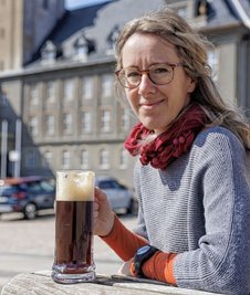 Katja Klaus Geyer aus Geyer genießt gern ein dunkles Fassbier aus der Brauerei in Ehrenfriedersdorf.