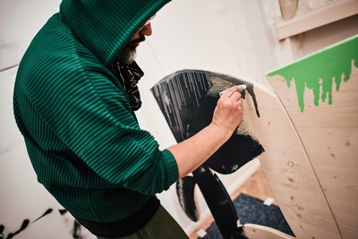 Samy Deluxe bei der Arbeit an seiner Holzinstallation.