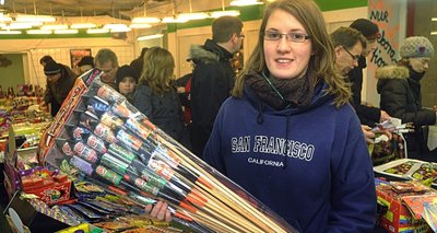 Johanna Ruprecht mit einem neuen Raketensortiment der Firma Weco