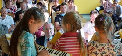 Unter anderem zeigte die Melodika-Gruppe der Schule bei der Feierstunde ihr Können. Zu den Gästen zählte auch Thomas Schmidt (Bildmitte), sächsischer Staatsminister für Regionalentwicklung.